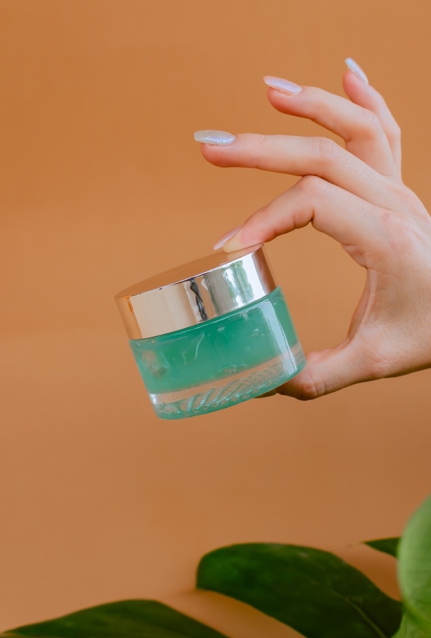 كيف تصنعين كريم مبيض ومرطب لليدين بمواد طبيعية فعالة