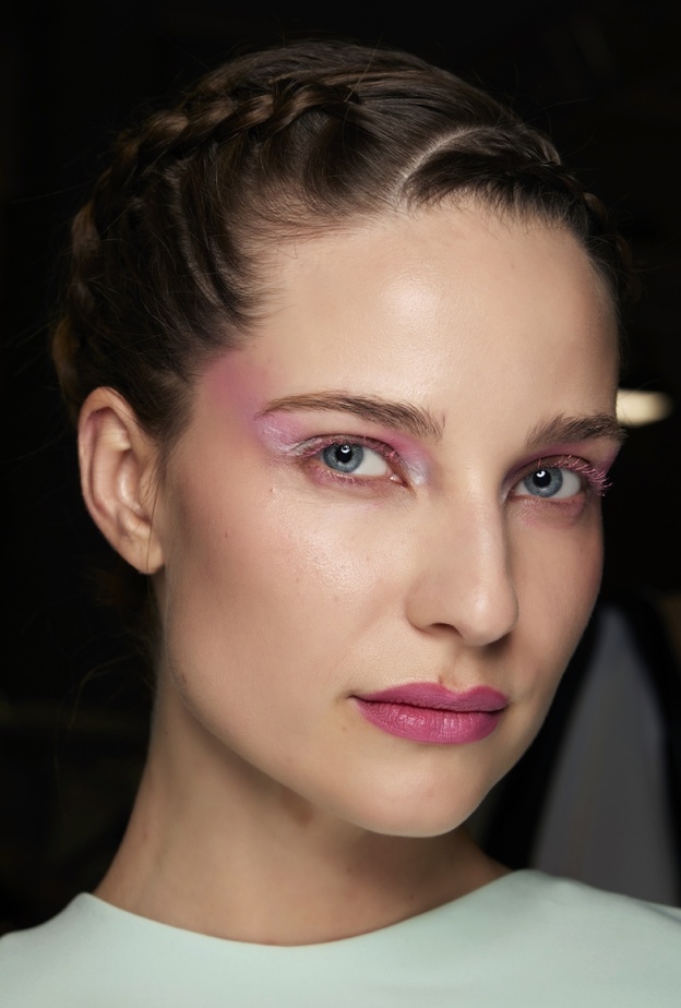 مكياج عيون باللون الزهري من عروض Celia Kritharioti