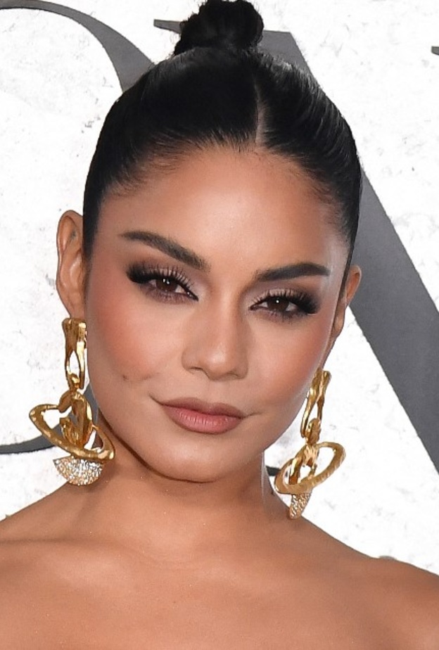 إطلالات جمالية جذابة للنجمات في حفل  Tony Awardsلعام 2022..استوحي منهن