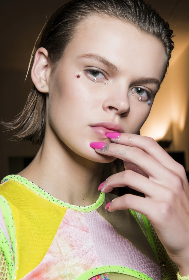 مناكير وردية فاتحة للصيف