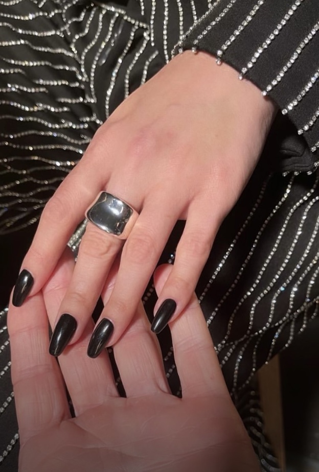 موضة مناكير صيف 2022 على طريقة Delena Gomez من حساب خبير الاظافر Tom Bachik على انستغرام