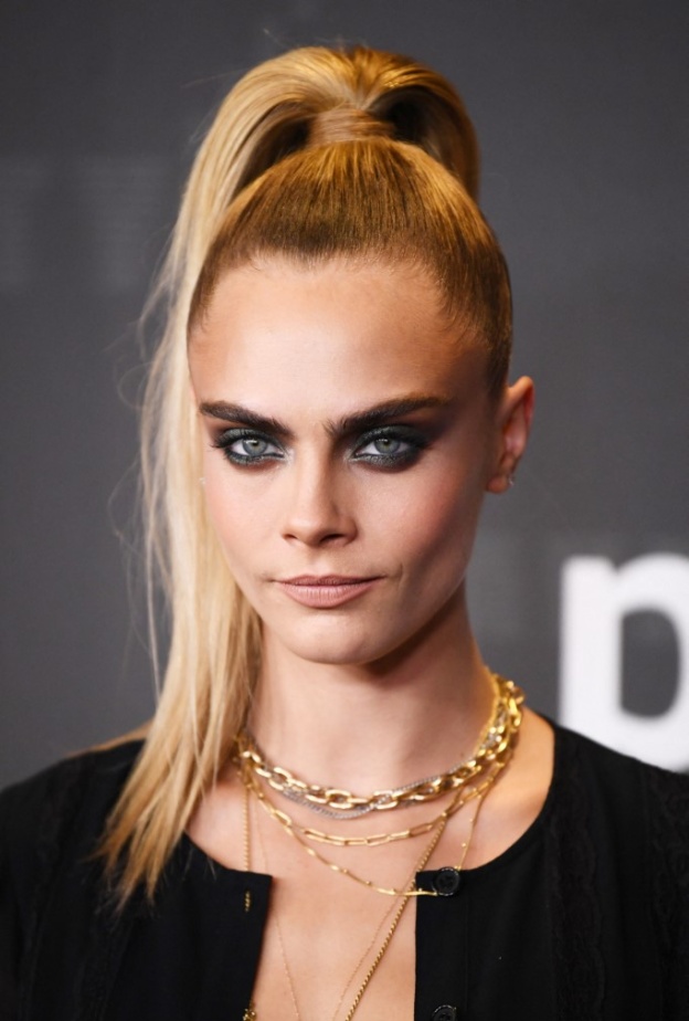 Cara Delevingne وتسريحة عصرية من ربطة ذيل الحصان