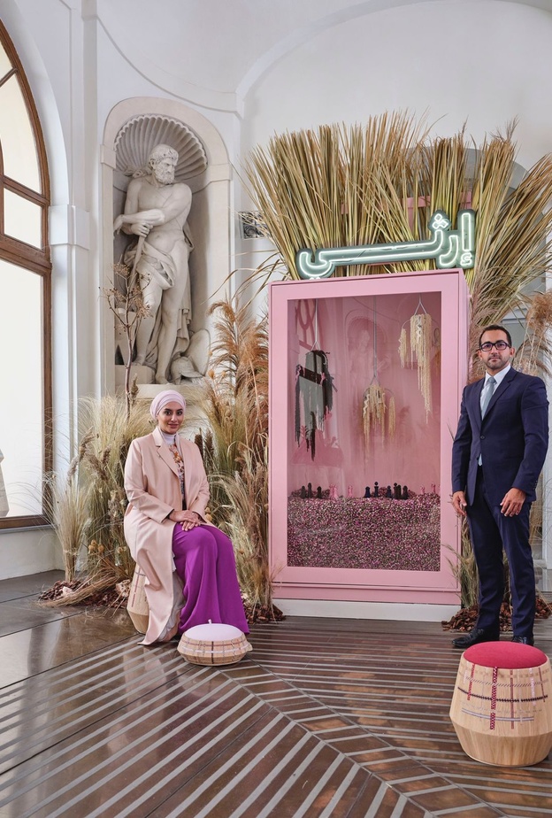 الشيخ فاهم بن سلطان القاسمي، رئيس دائرة العلاقات الحكومية بالشارقة، و سعادة ريم بن كرم، مديرة "نماء" للارتقاء بالمرأة خلال مشاركة "إرثي" في أسبوع ميلان للتصميم