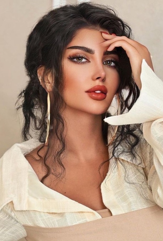 إطلالات جمالية جريئة استوحيها من ملكة كابلي بعد تشبيه ملامحها بـ نورمان أسعد