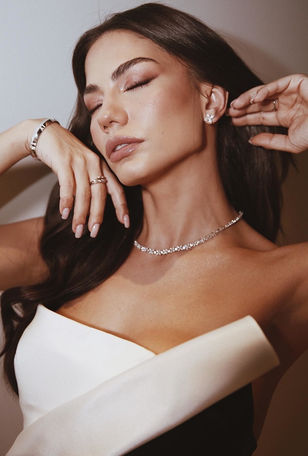 النجمة التركية Demet Özdemir  بقطع مجوهرات تيفاني اند كو