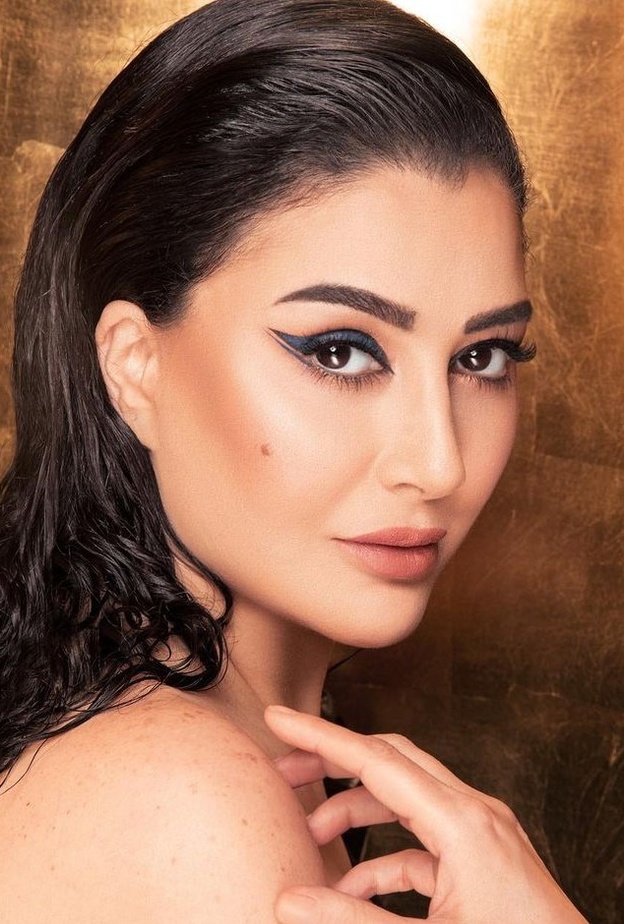 رسمات آيلانير عصرية للمرأة الخمسينية من وحي غادة عبد الرازق 2022