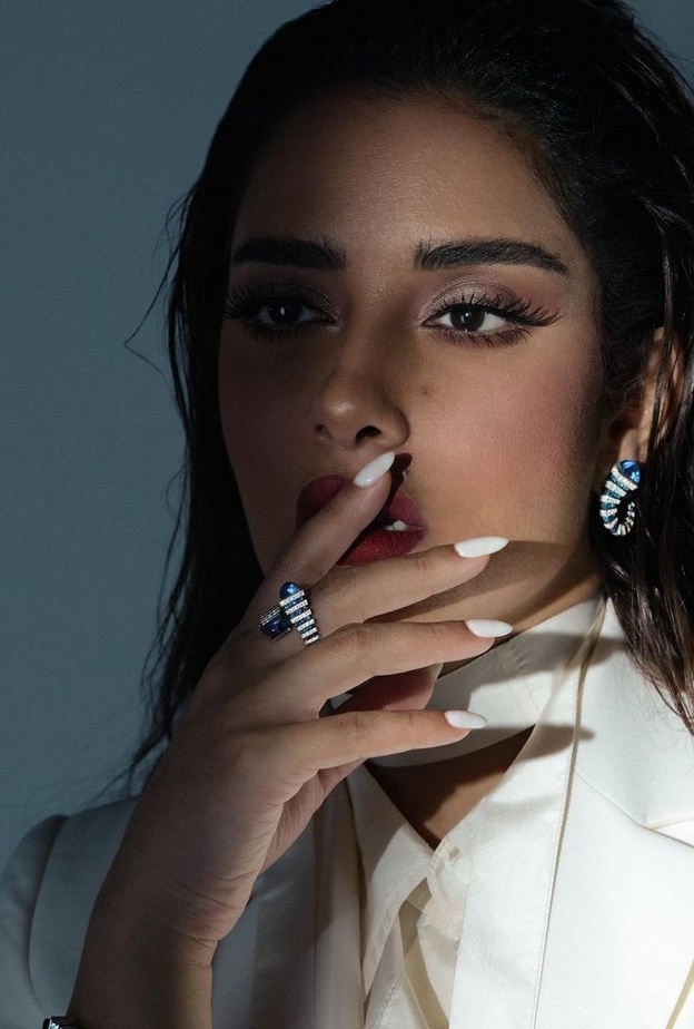 بلقيس فتحي تلهمك طرق اختيار ألوان المناكير المناسبة مع ملابسك ..بالصور