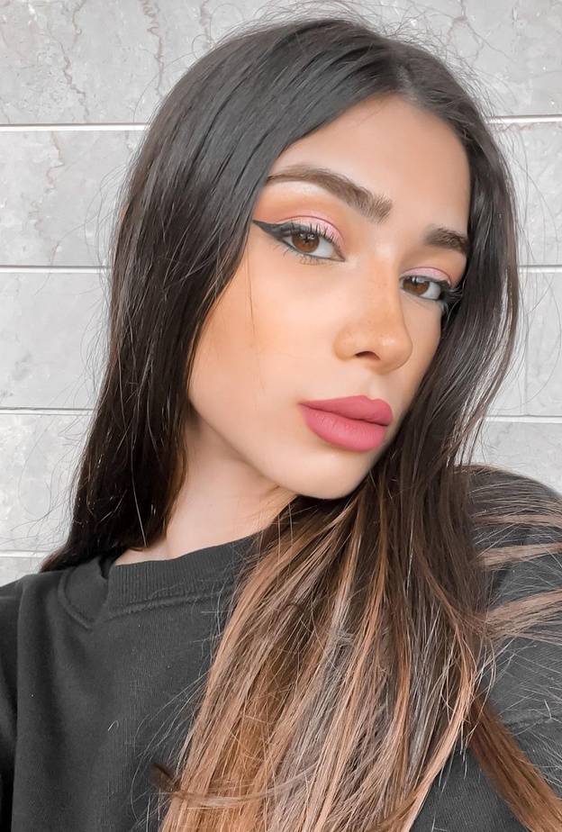 ابنة نوال الزغبي تُعلمك بالفيديو كيفية تطبيق مكياج ملون للصبايا