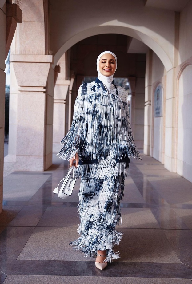 صيحة الشراشيب بإطلالة عصريّة خاطفة للأنظار اختارتها دلال بالأبيض والكحلي