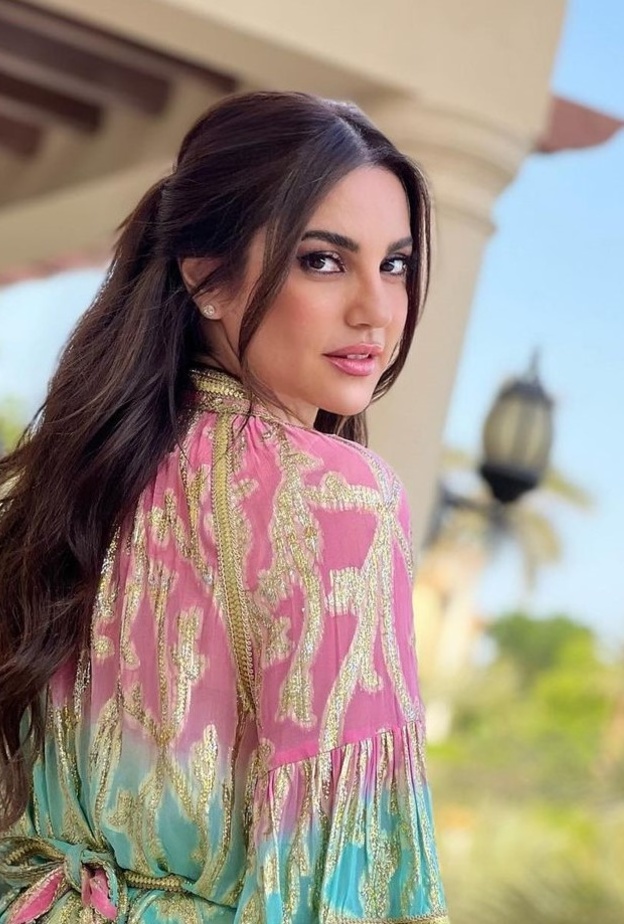 تسريحة النصف رفعة بأسلوب ذيل الحصان