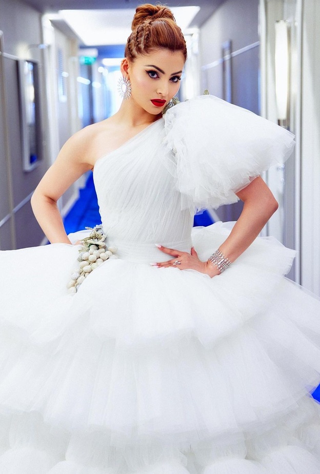 اطلالات العروس بالابيض انستقرام@urvashi rautela