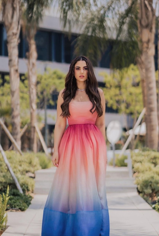 إطلالات بألوان زاهية للصبايا من وحي درة زروق