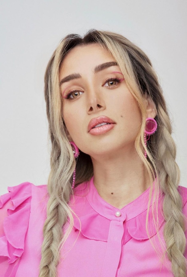 مكياج وردي موضة صيف 2022 بأسلوب هنا الزاهد بأحدث إطلالاتها.