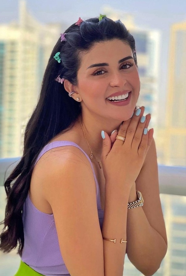 أحدث إطلالات جمالية تناسب إجازة الصيف استوحيها من نجمات المغرب