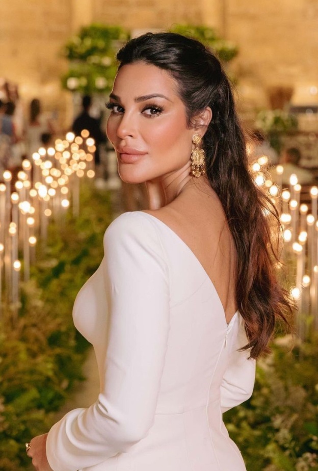 قصات وتسريحات للشعر الطويل استوحيها من نادين نجيم