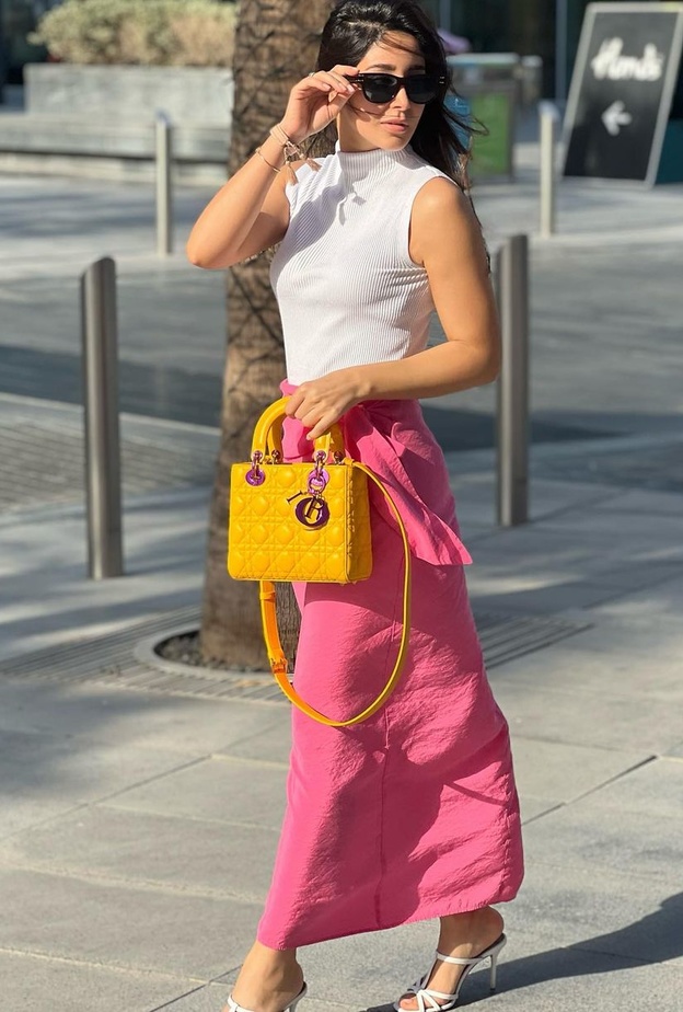 طرق تنسيق الألوان الجريئة في إطلالة واحدة من وحي أسيل عمران