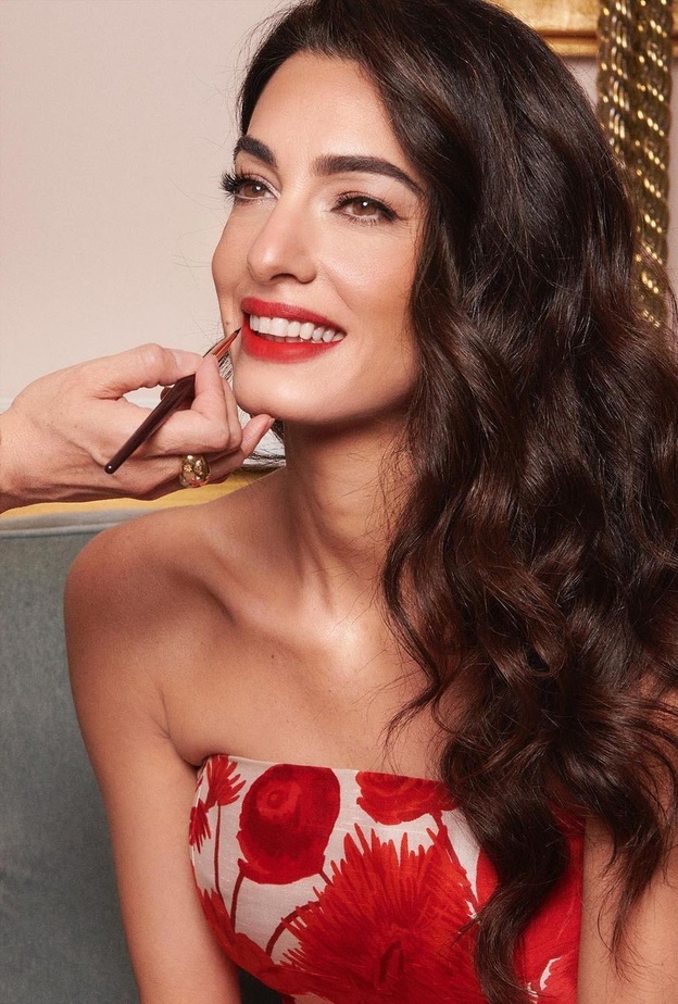 تعلّمي خطوات مكياج أمل كلوني للعيون المبطنة وأحمر الشفاه القوي