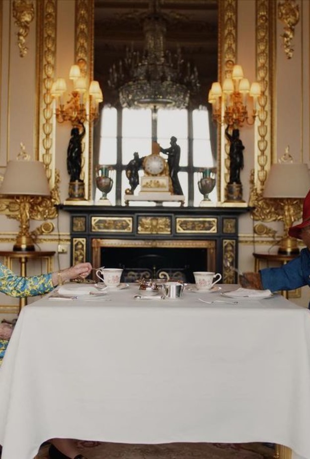 الملكة إليزابيث تستضيف الدب بادينغتون على مائدتها بمناسبة اليوبيل البلاتيني