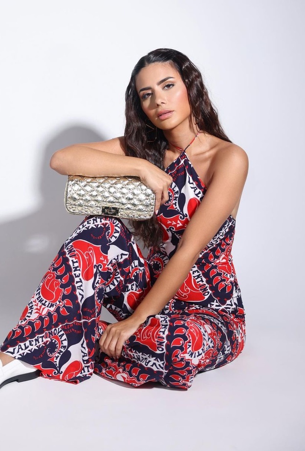 أفكار لتنسيق حقائب اليد الميتالك من وحي ديما الأسدي