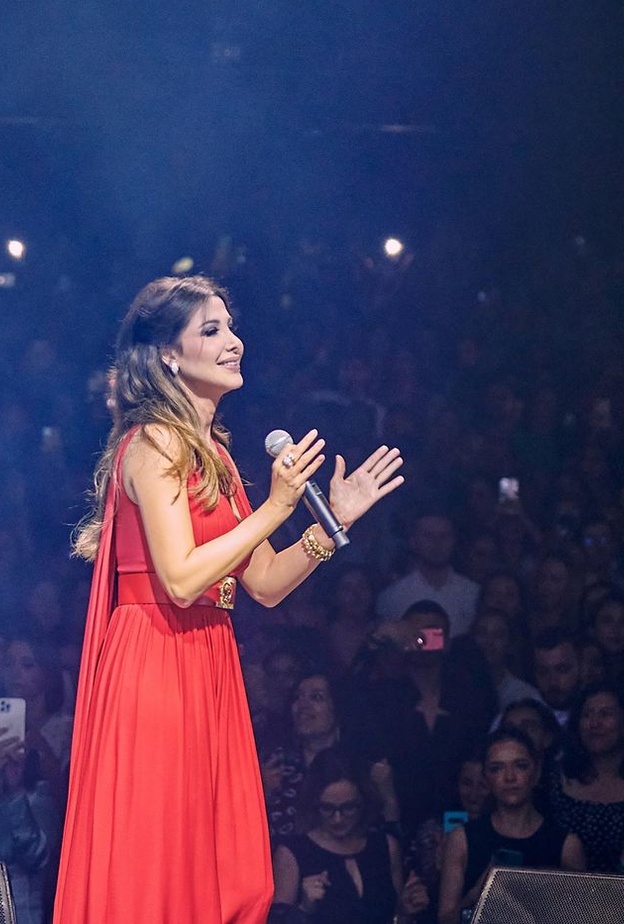 إطلالة نانسي جرم باللّون الأحمر من إيلي صعب في حفلها في الأولمبيا هول في باريس