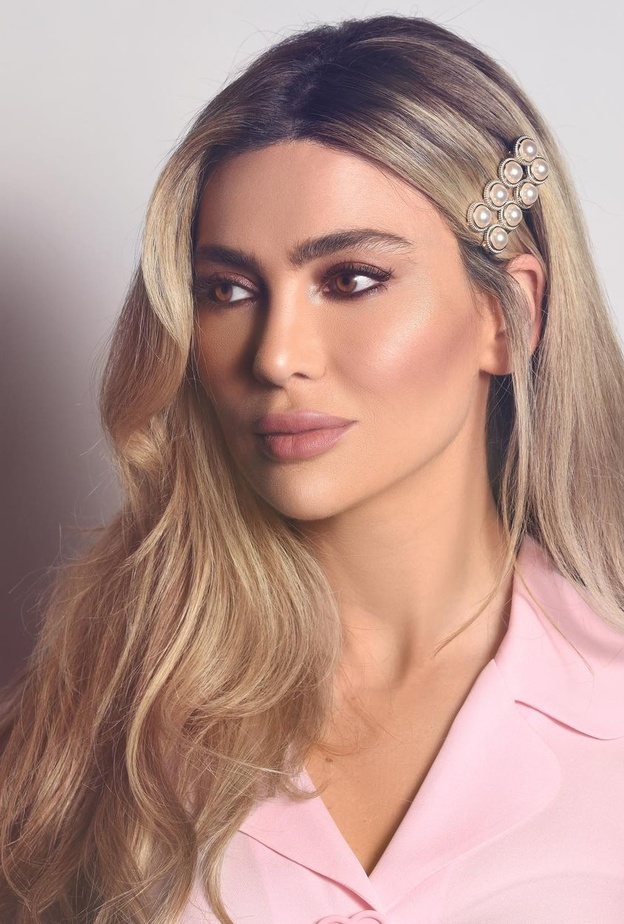 إطلالات جمالية لافتة اتبعيها بالخطوات من وحي أحدث ظهور للنجمات العرب