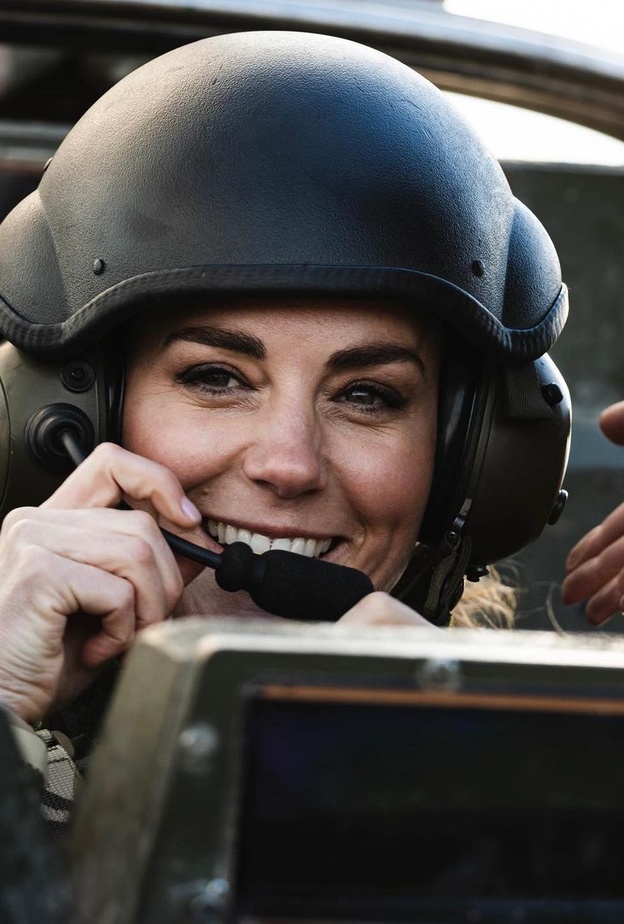 كيت ميدلتون تقدم التحية للقوات المسلحة البريطانية