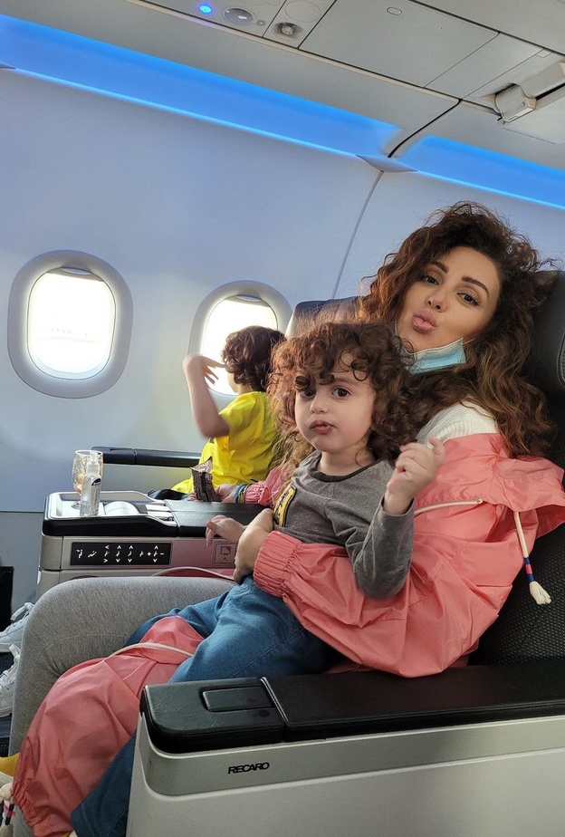 "بين الطائرة وشاطئ البحر" ..ميريام فارس ترصد بالصور أجمل لحظاتها الصيفية مع طفيلها