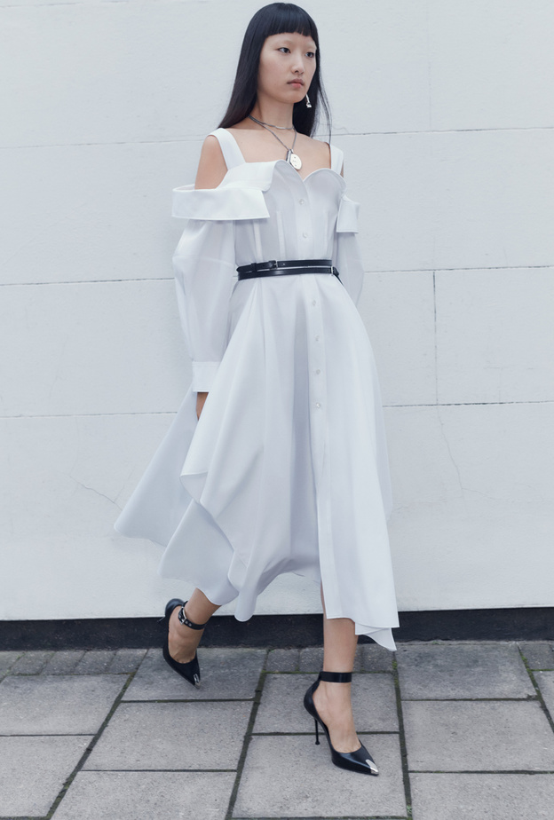  رحلة الابتكار مع تشكيلة ALEXANDER MCQUEEN لموسم ما قبل خريف وشتاء 2022