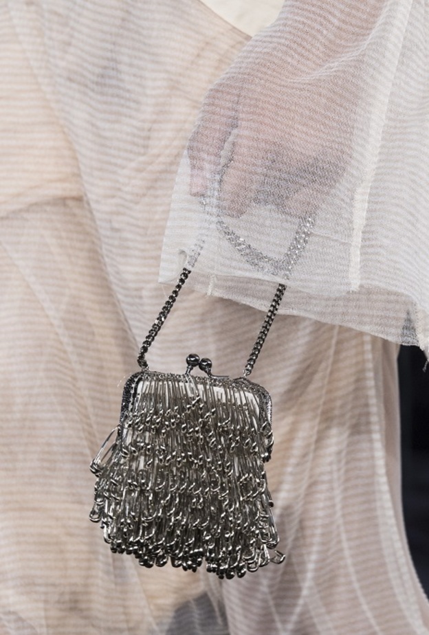 حقائب باللّون الفضي صيحة صيف 2022 للوك جريء بأسلوب Acne المميّز