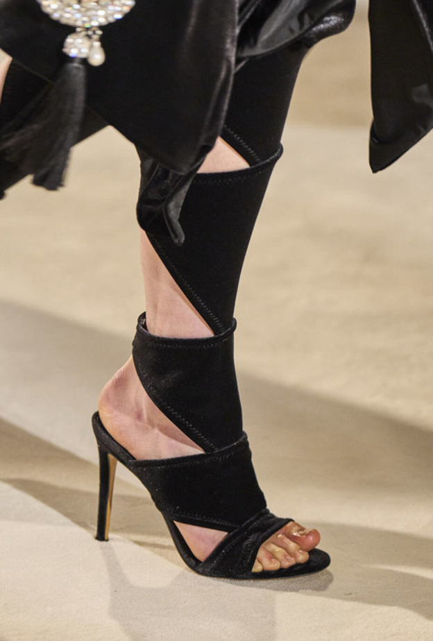 موديلات حذاء أسود كلاسيكي موضة وأناقة لا تنتهي في صيف 2022