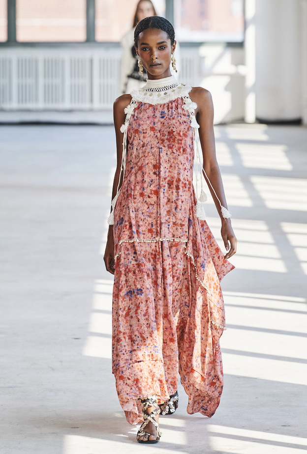 فساتين ماكسي صيفية لاطلالات أنيقة ومريحة 