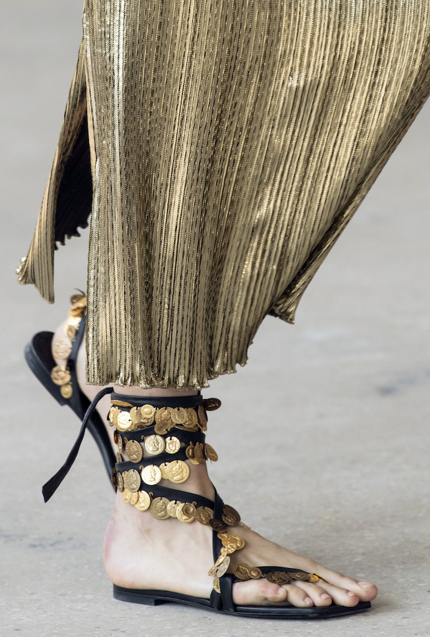 صندل شبابي وكاجوال بصيحة الشرائط والليرات الذهبية من Altuzarra