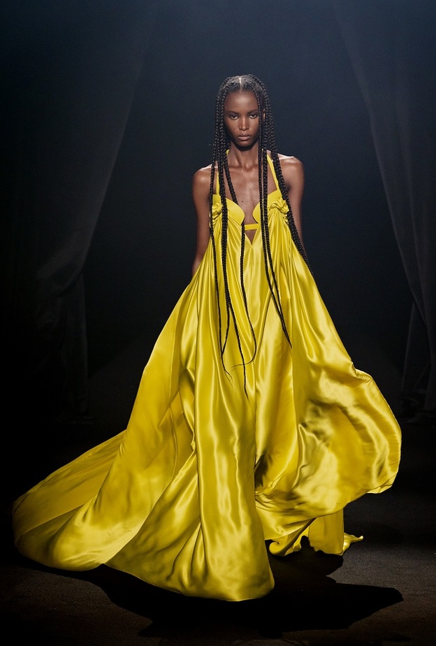 تنسيق إطلالات باللّون الأصفر للوك ساحر في صيف 2022 من Az Factory