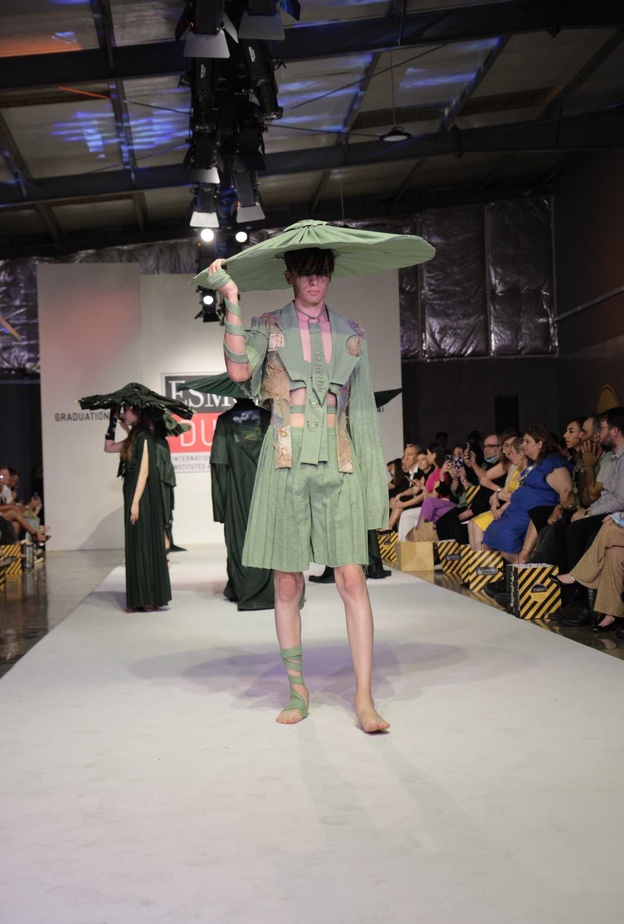 خريجو إسمود دبي 2022 يتألقون في عرض رائع للأزياء 