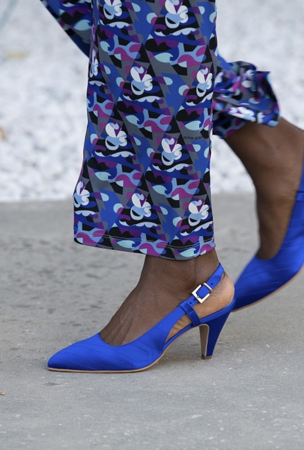 موديلات أحذية زرقاء صيحة صيف 2022 بأسلوب Laura Biagiotti