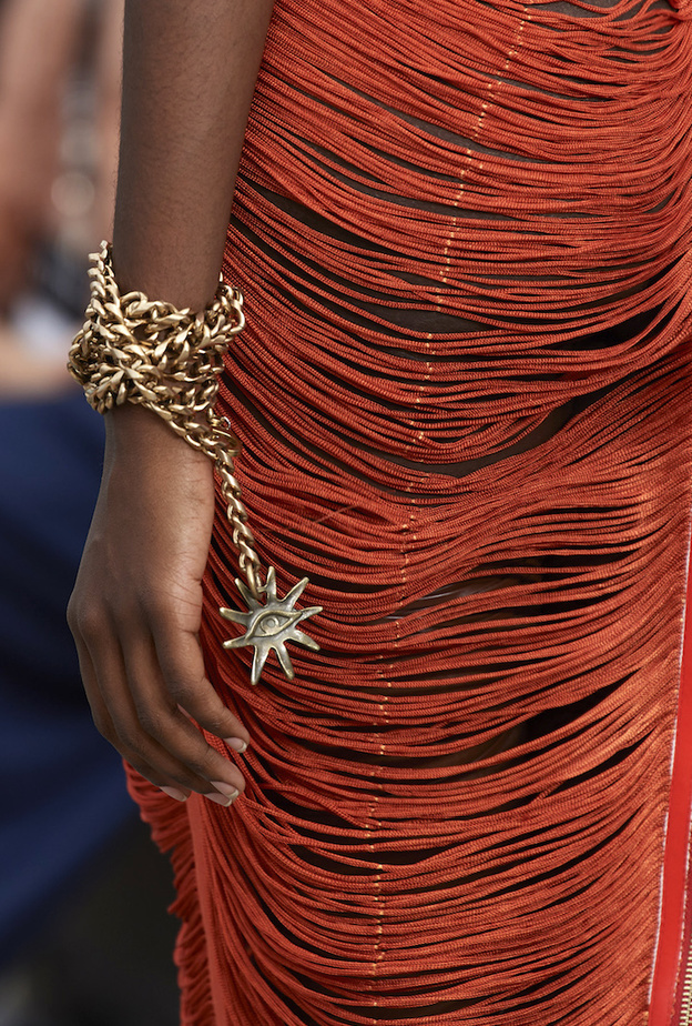 أسلوب السلسلة الذهبيّة الملفوفة والمزيّنة بنجمة وعين بتصميم ملفت من Bronx and Banco