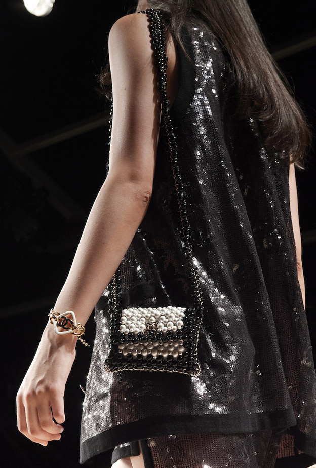 الأحجار الفاخرة باللونين الأسود والأبيض برزت بحقيبة السهرة من CHANEL