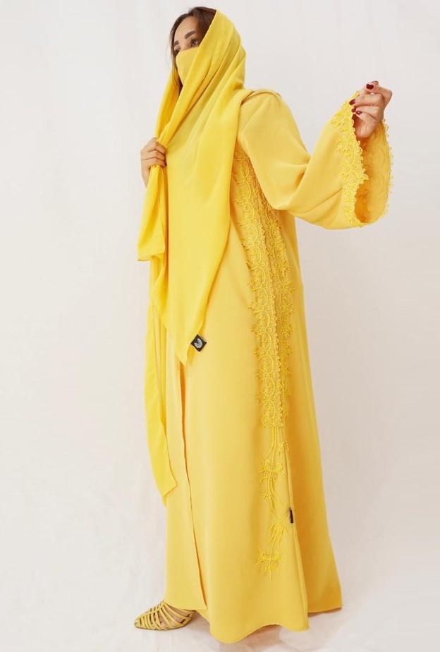 لمسات من الدانتيل الأنثوي زيّنت العباية الصفراء الراقية من Clemantra