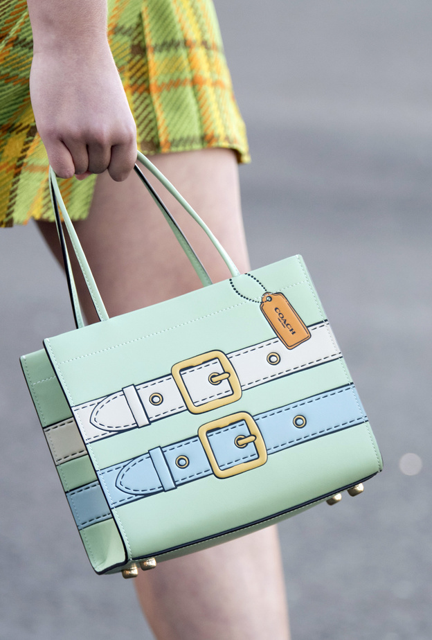 موديلات حقائب يد مشرقة بتدرجات اللون الأخضر الفاتح