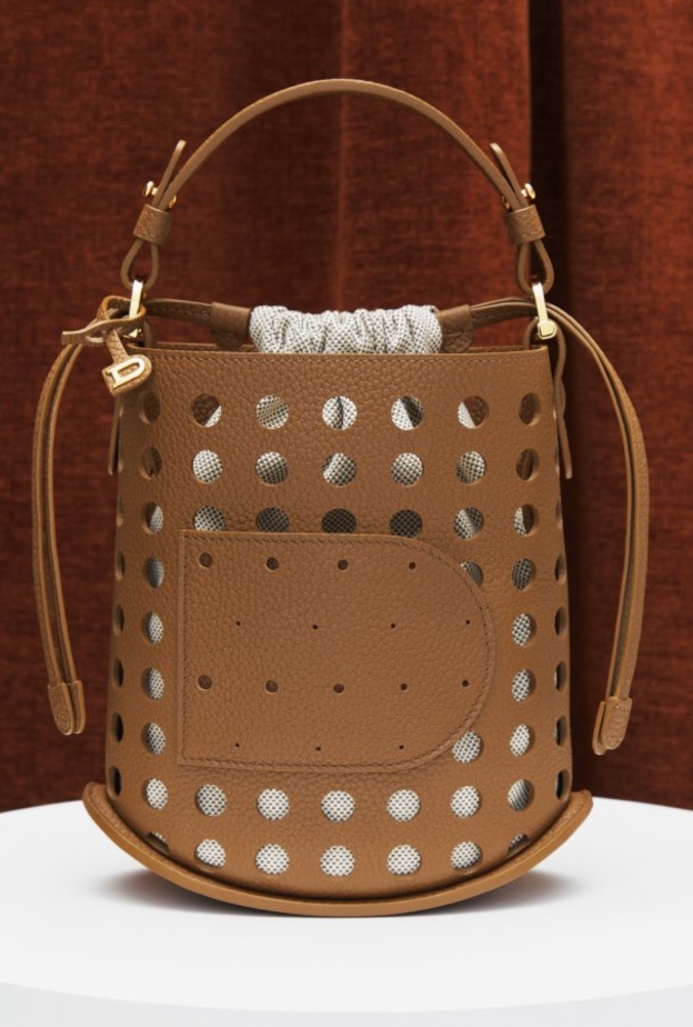 علامة Delvaux العريقة تطلق حقيبة Pin Airess لموسم الصيف