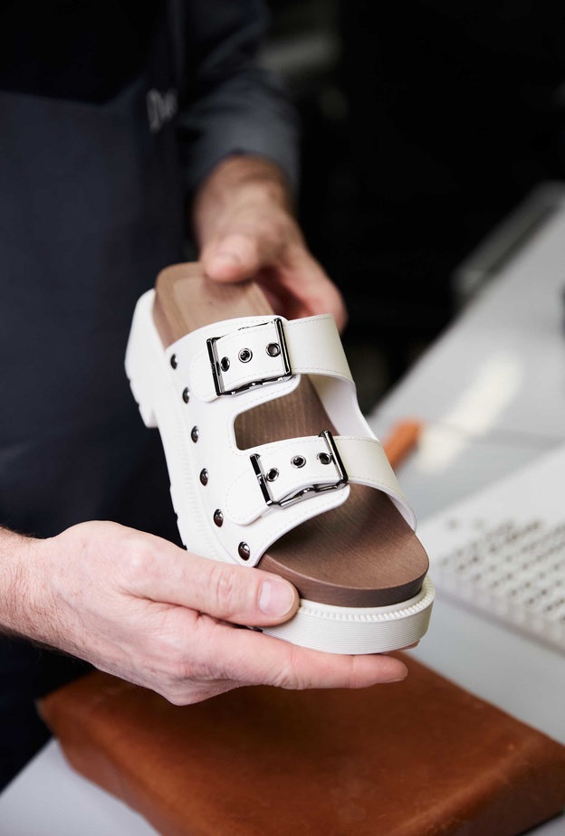 Dior تقدّم المهارة في تصميم قبقاب Diorquake