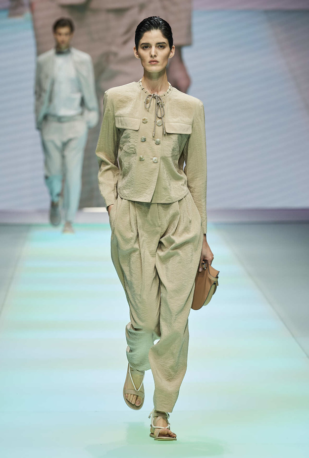 طرق تنسيق موضة بناطيل البيج لإطلالة راقية في صيف 2022