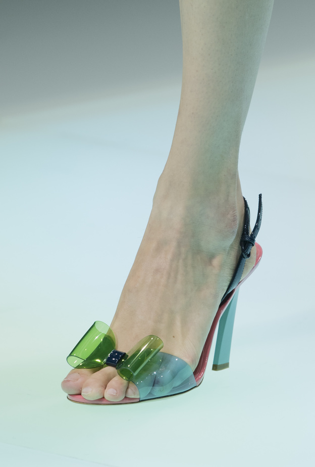 موديلات أحذية شفافة أجدد صيحات صيف 2022