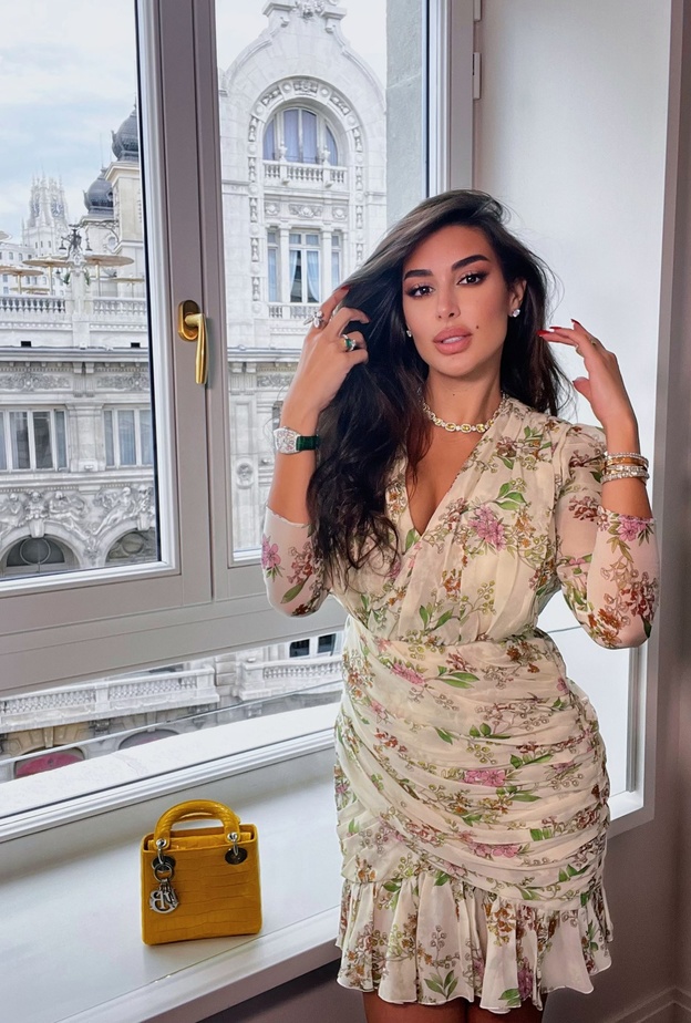 ياسمين صبري تعود الى الفساتين بالنقشات الملونة وتلفت الأنظار بهذا التغيير