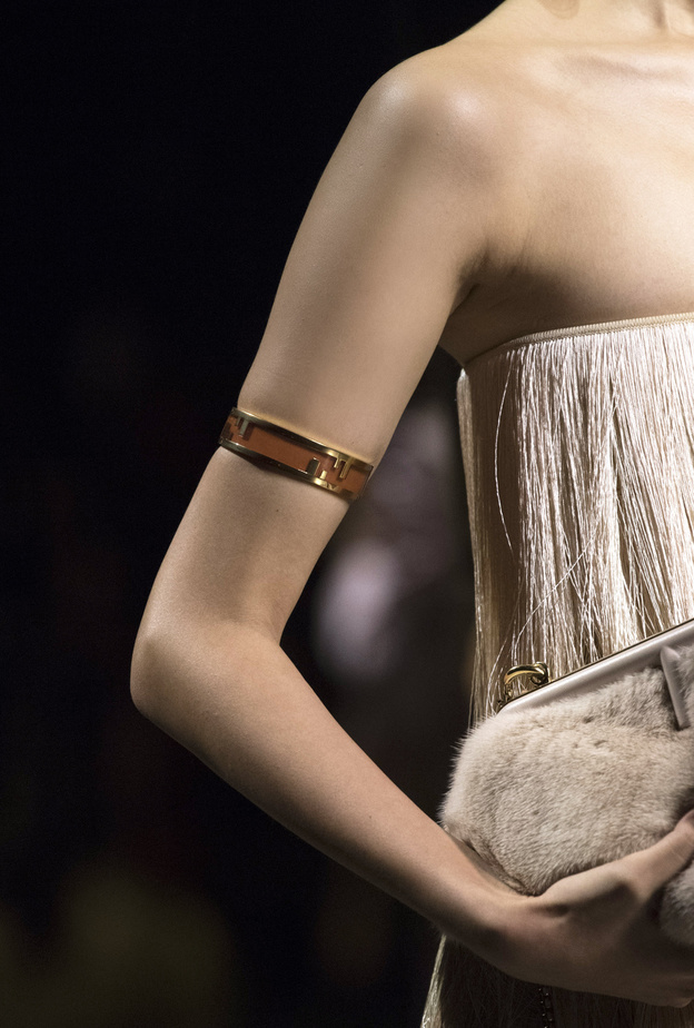 تنسيق أكسسوارات الأساور على أعلى اليد أحدث صيحات الموضة لصيف 2022