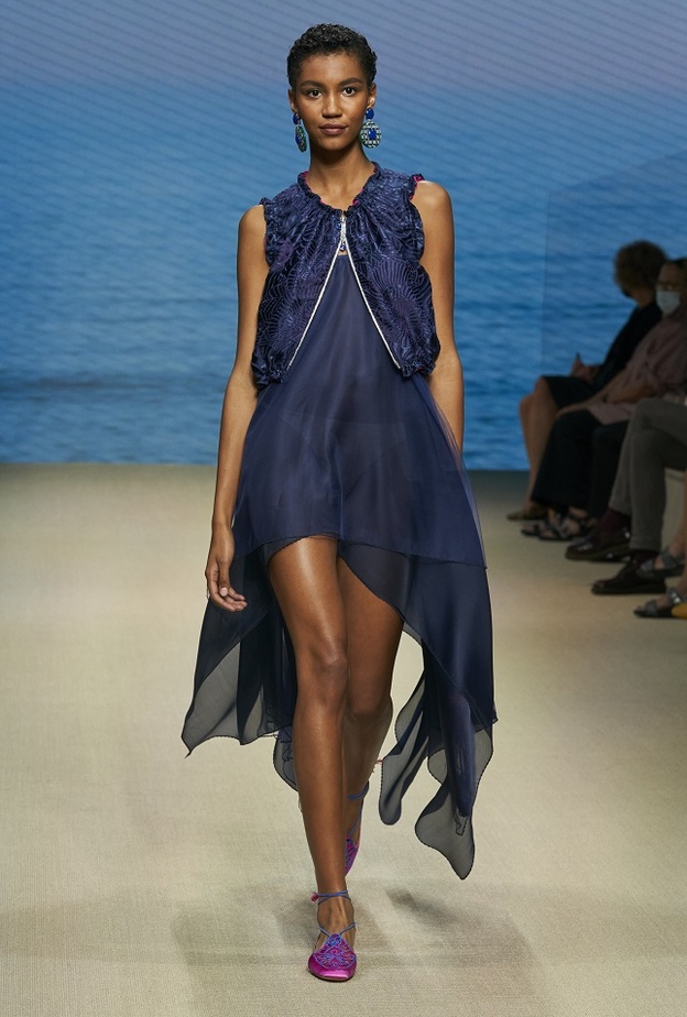 تنسيق إطلالات باللّون الكحلي صيحة موسم صيف 2022 بأسلوب Giorgio Armani