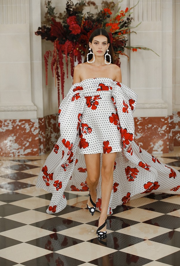 فساتين بنقشة الورود صيحة موسم صيف 2022 بأسلوب Carolina Herrera