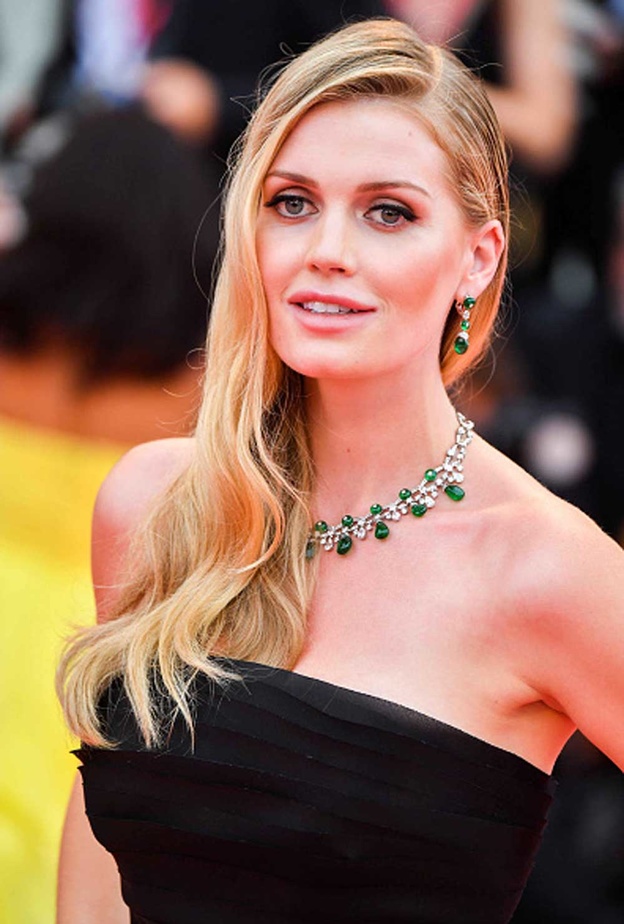 الليدي كيتي سبنسر Lady Kitty Spencer سفيرة علامة بولغاري Bvlgari تتألق بقلادة فاخرة