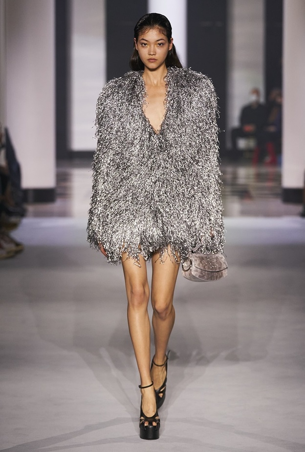 تنسيق إطلالات مع اللّون الفضي للوكة مميّز لصيف 2022 من Lanvin
