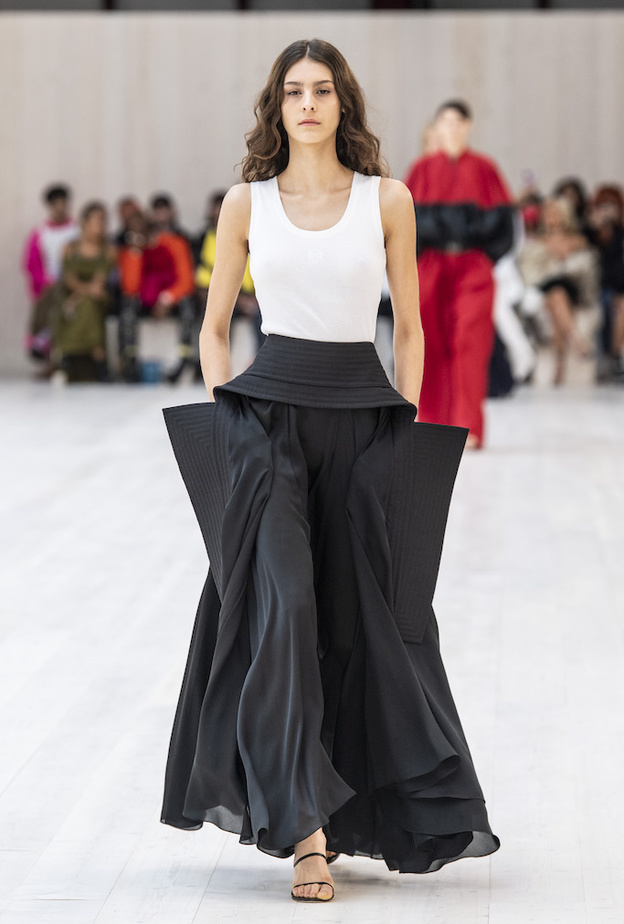 أفكار لتنسيق الاسود مع الابيض  لاطلالات صيف 2022